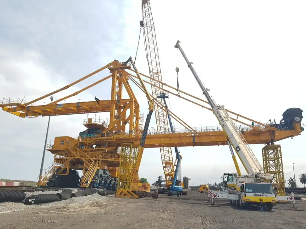 Montage de la roue-pelle avec grues INDUPROJ à Owendo, Gabon